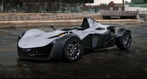 В тази класация на свръхлеките автомобили, почти всички от които идват от Великобритания, има място и за BAC Mono, който тежи едва 580 кг.

Благодарение на тази ниска маса и 2,5-литровия си атмосферен двигател с 309 к.с., BAC Mono достига 273 км/ч и ускорява от 0 до 100 км/ч само за 2,8 секунди.
